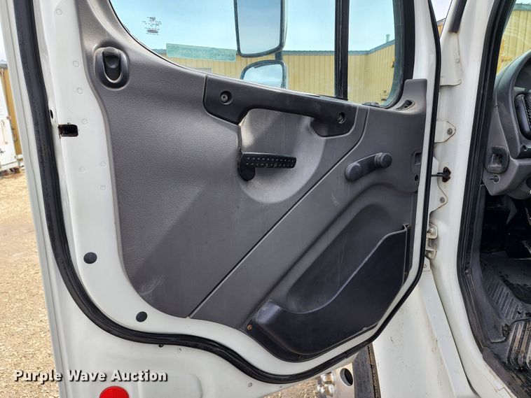 image for item GL9025 2004 Freightliner Business Class M2  box truck