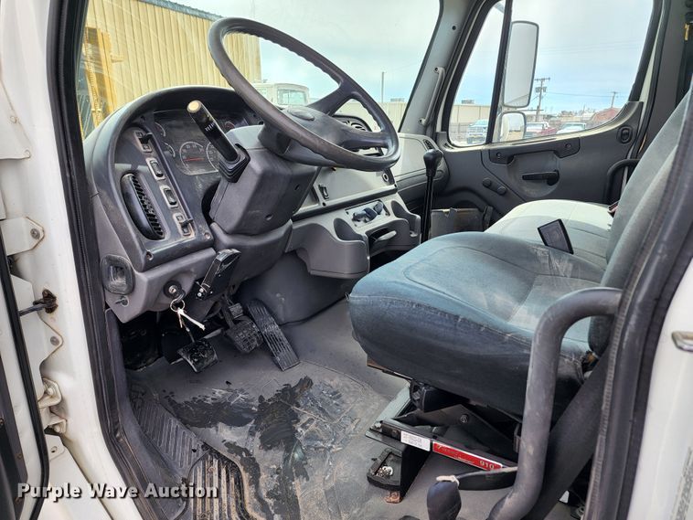 image for item GL9025 2004 Freightliner Business Class M2  box truck