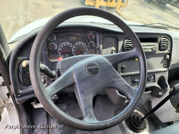 image for item GL9025 2004 Freightliner Business Class M2  box truck