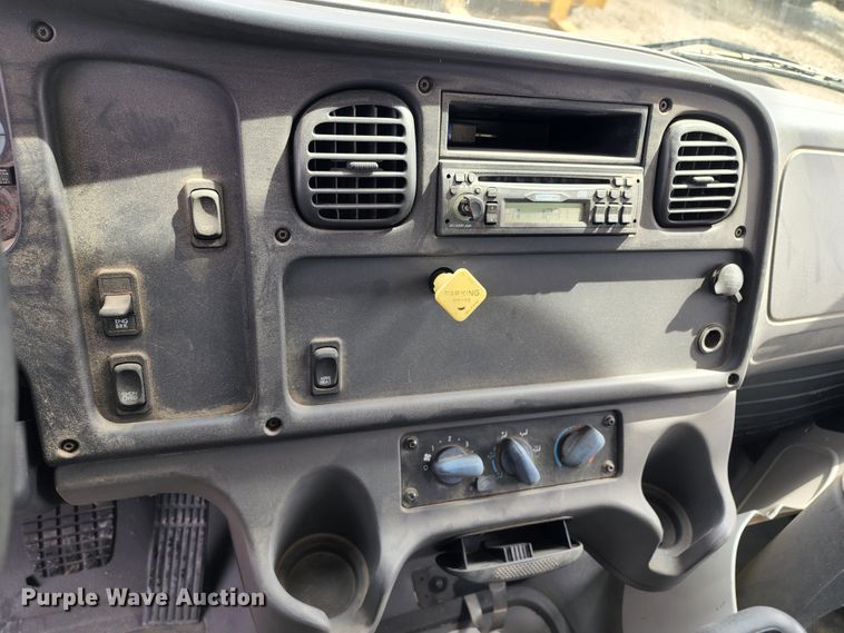 image for item GL9025 2004 Freightliner Business Class M2  box truck