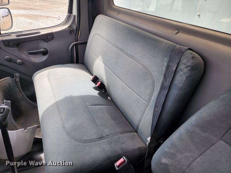 image for item GL9025 2004 Freightliner Business Class M2  box truck