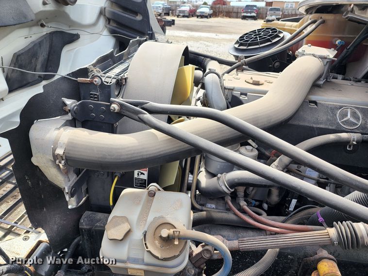 image for item GL9025 2004 Freightliner Business Class M2  box truck