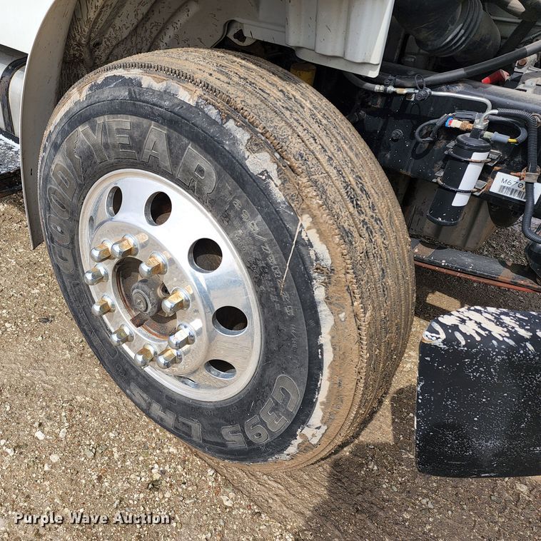 image for item GL9025 2004 Freightliner Business Class M2  box truck