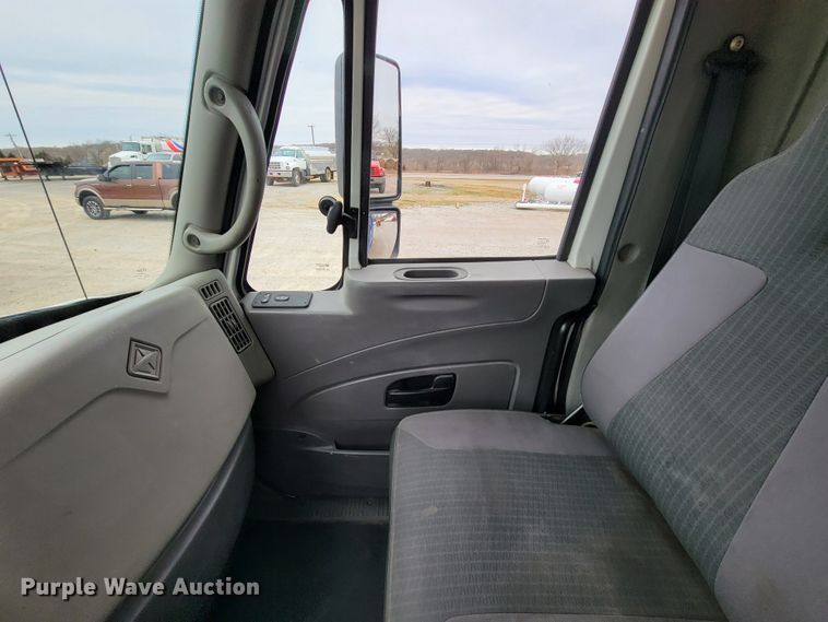 image for item HF9315 2008 International 4300  flatbed truck