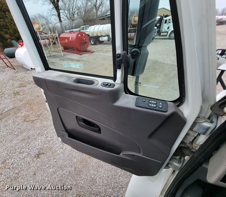 image for item HF9315 2008 International 4300  flatbed truck