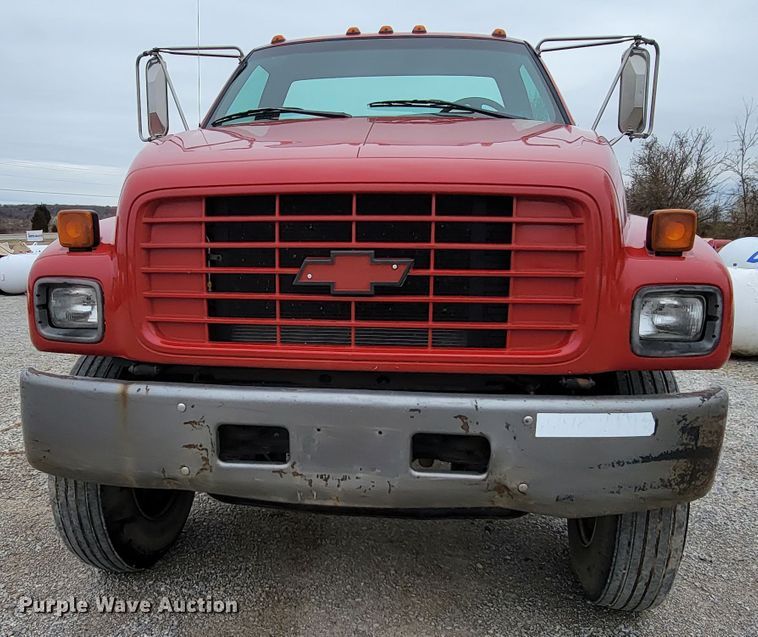 image for item HF9318 1999 Chevrolet C7500  truck cab and chassis