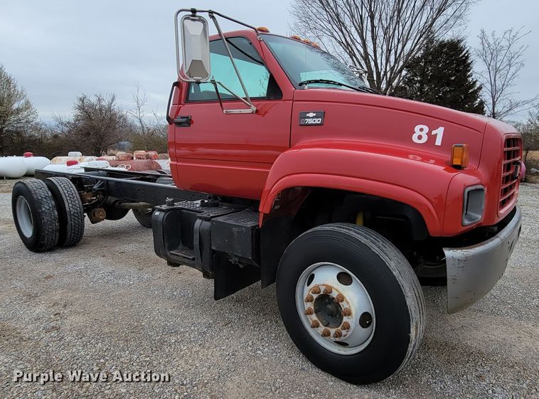 image for item HF9318 1999 Chevrolet C7500  truck cab and chassis