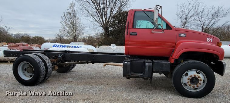 image for item HF9318 1999 Chevrolet C7500  truck cab and chassis