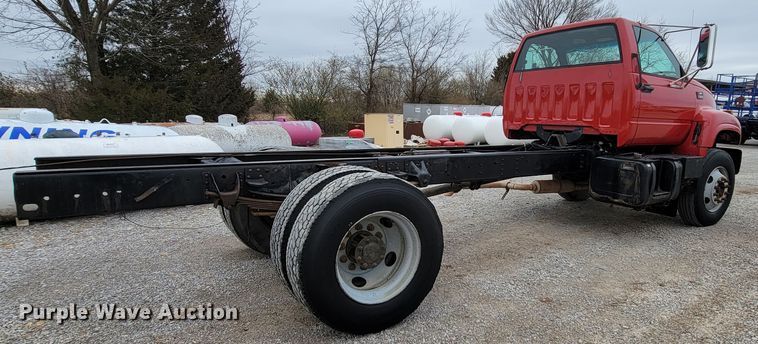 image for item HF9318 1999 Chevrolet C7500  truck cab and chassis
