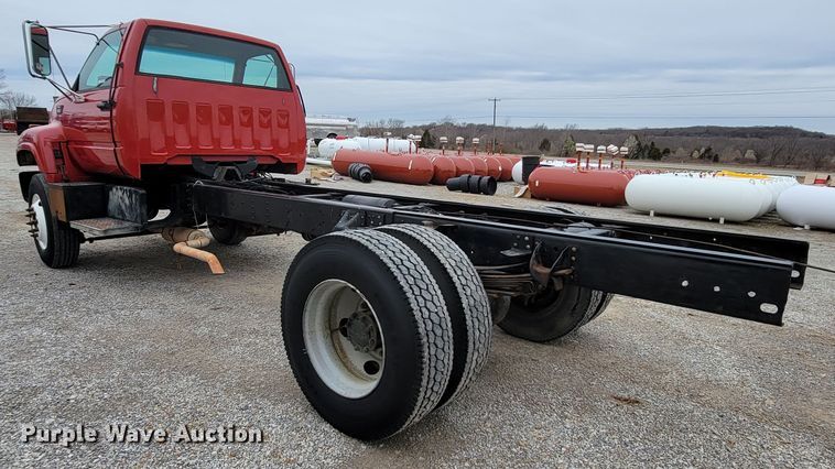 image for item HF9318 1999 Chevrolet C7500  truck cab and chassis