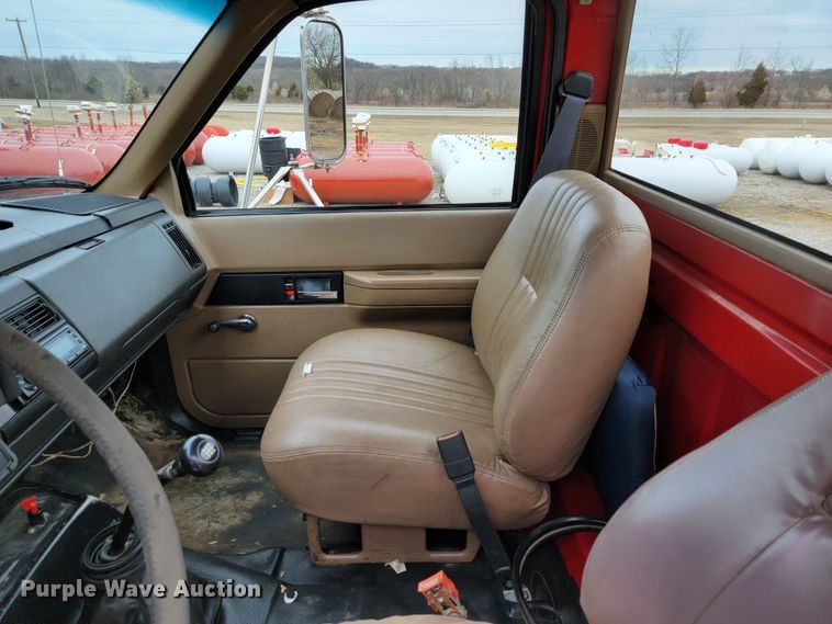 image for item HF9318 1999 Chevrolet C7500  truck cab and chassis