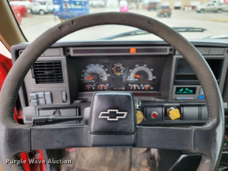 image for item HF9318 1999 Chevrolet C7500  truck cab and chassis