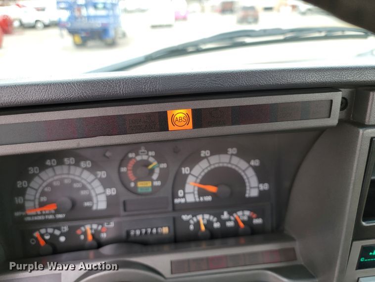 image for item HF9318 1999 Chevrolet C7500  truck cab and chassis