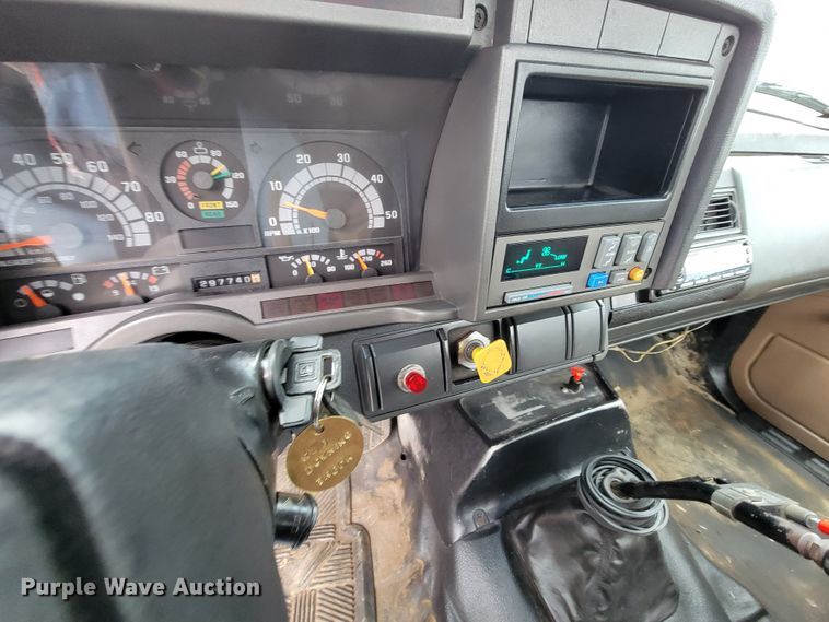 image for item HF9318 1999 Chevrolet C7500  truck cab and chassis