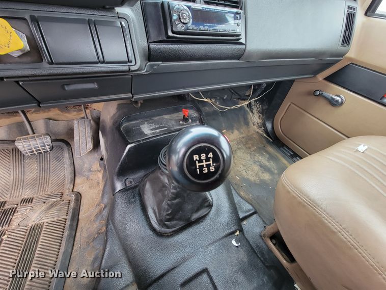 image for item HF9318 1999 Chevrolet C7500  truck cab and chassis