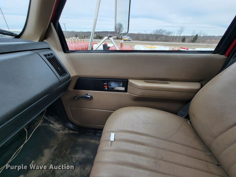 image for item HF9318 1999 Chevrolet C7500  truck cab and chassis