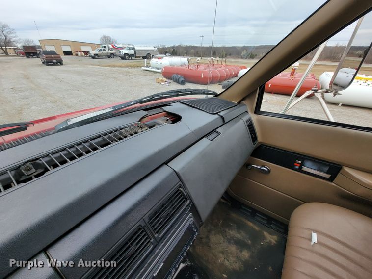 image for item HF9318 1999 Chevrolet C7500  truck cab and chassis