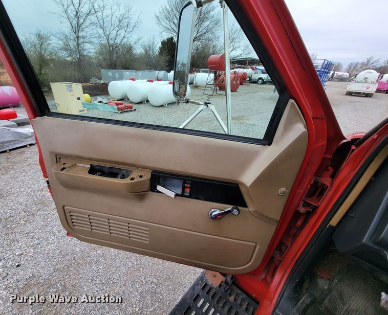 image for item HF9318 1999 Chevrolet C7500  truck cab and chassis