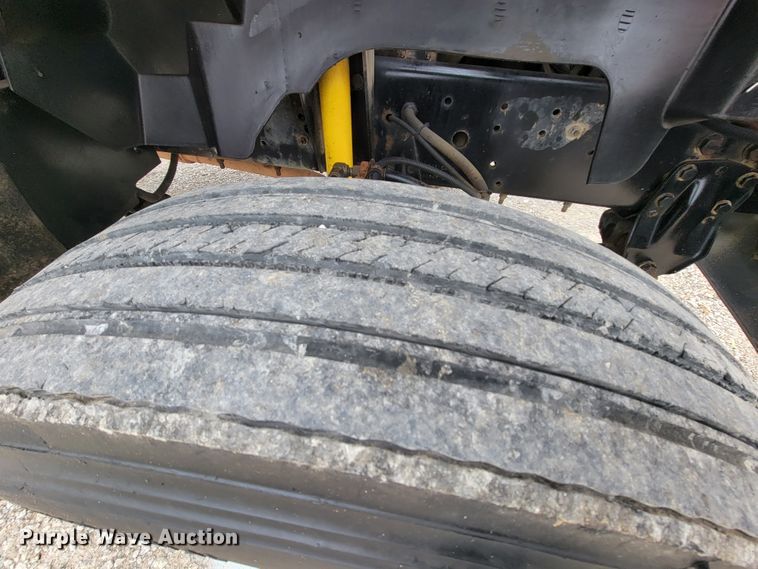 image for item HF9318 1999 Chevrolet C7500  truck cab and chassis