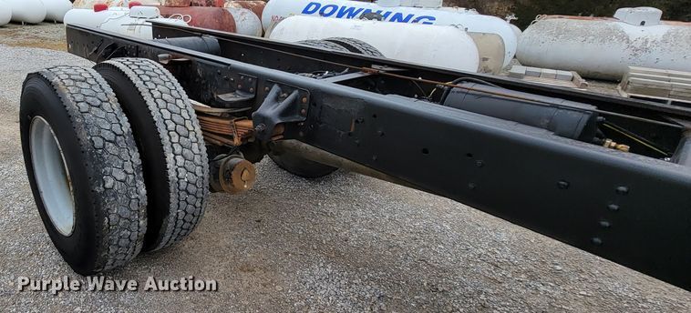 image for item HF9318 1999 Chevrolet C7500  truck cab and chassis