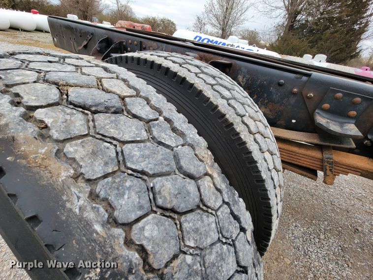 image for item HF9318 1999 Chevrolet C7500  truck cab and chassis