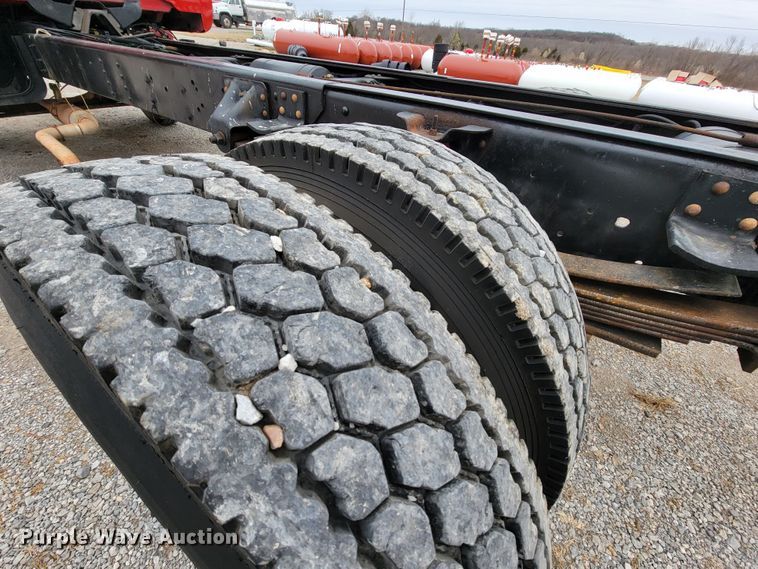 image for item HF9318 1999 Chevrolet C7500  truck cab and chassis