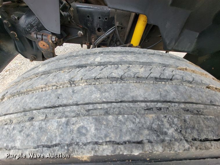 image for item HF9318 1999 Chevrolet C7500  truck cab and chassis