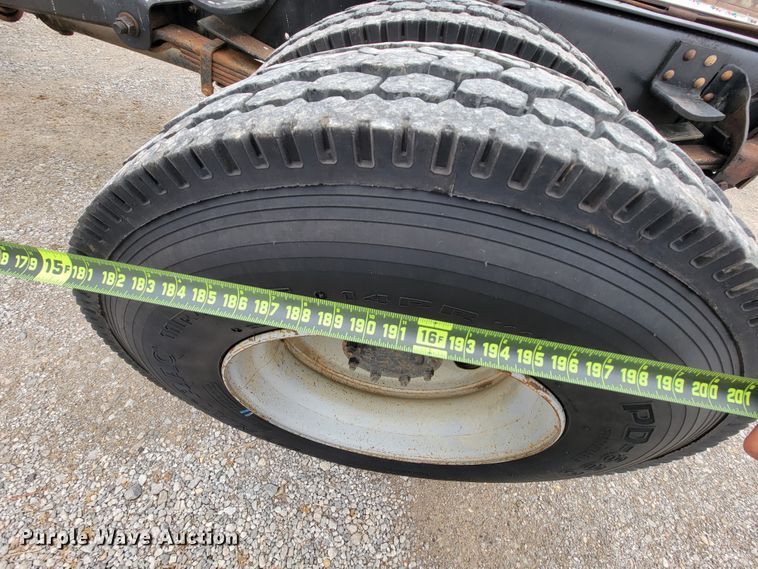 image for item HF9318 1999 Chevrolet C7500  truck cab and chassis