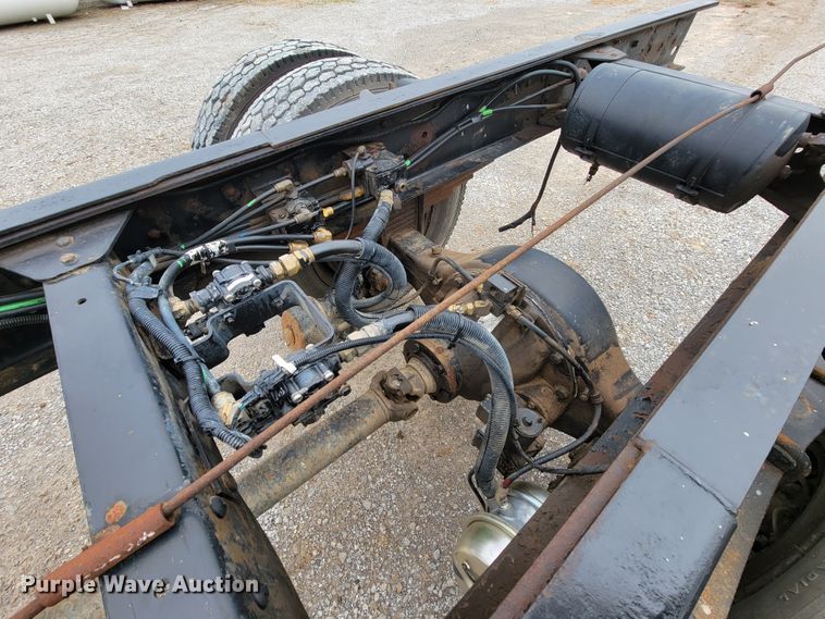 image for item HF9318 1999 Chevrolet C7500  truck cab and chassis