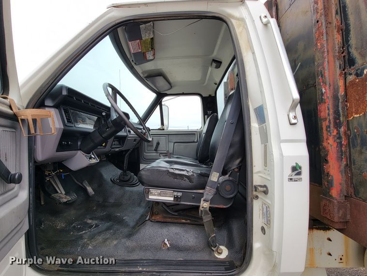 image for item HF9320 1995 Ford F700  dump flatbed truck