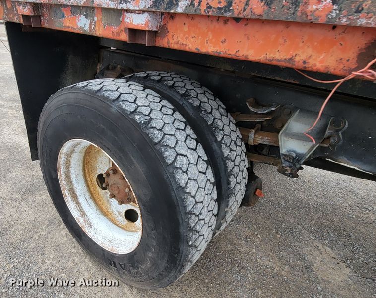 image for item HF9320 1995 Ford F700  dump flatbed truck