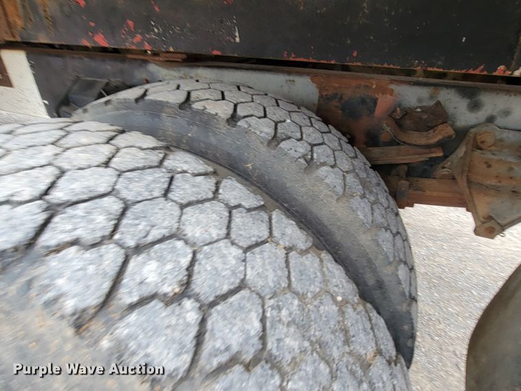 image for item HF9320 1995 Ford F700  dump flatbed truck