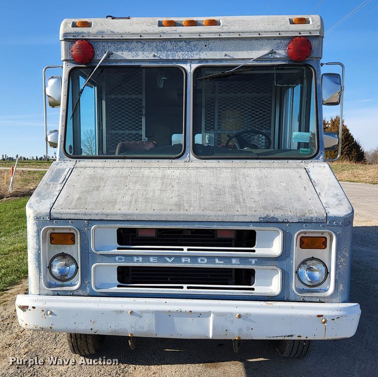 image for item HK9440 1988 Chevrolet P30  delivery truck