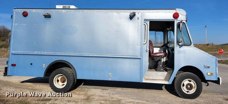 image for item HK9440 1988 Chevrolet P30  delivery truck