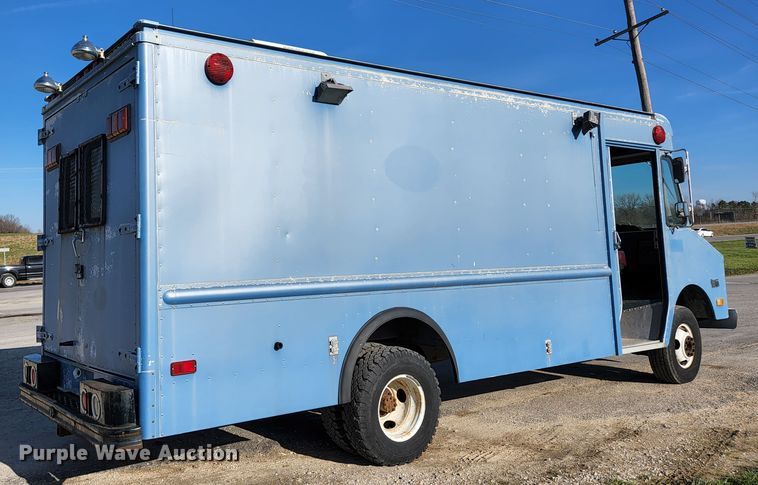 image for item HK9440 1988 Chevrolet P30  delivery truck