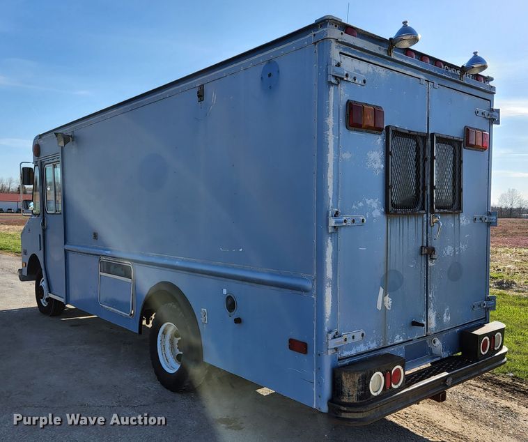 image for item HK9440 1988 Chevrolet P30  delivery truck