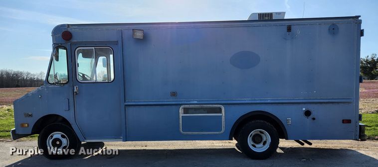 image for item HK9440 1988 Chevrolet P30  delivery truck