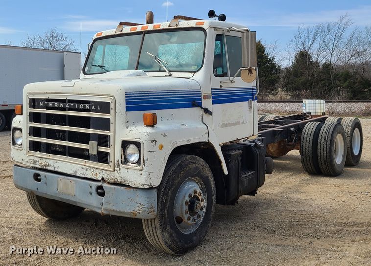 image for item IF9459 1984 International 2275  truck cab and chassis