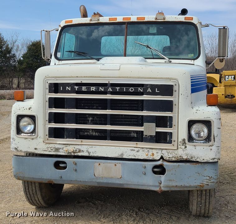 image for item IF9459 1984 International 2275  truck cab and chassis