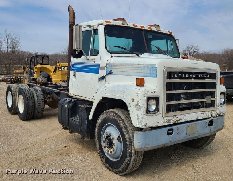 image for item IF9459 1984 International 2275  truck cab and chassis