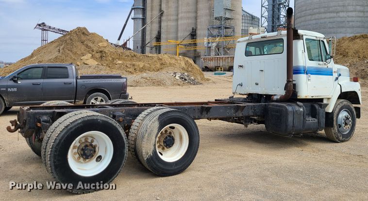 image for item IF9459 1984 International 2275  truck cab and chassis