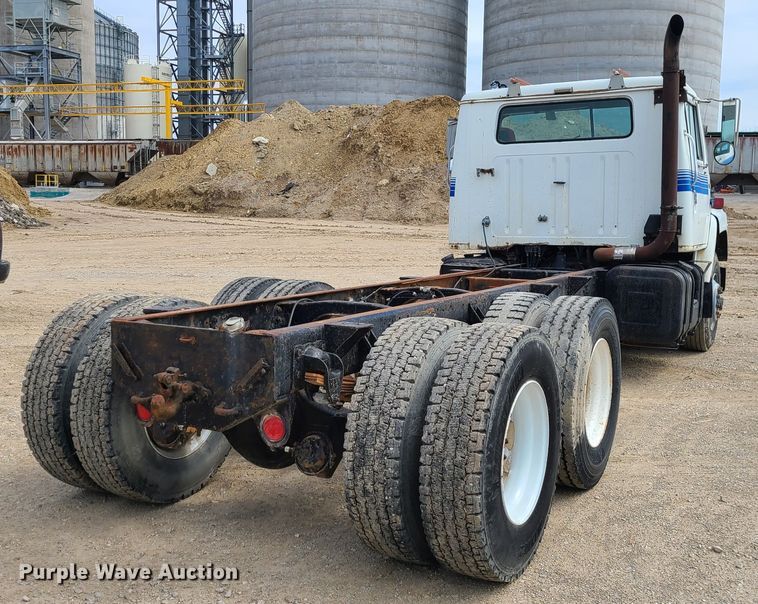 image for item IF9459 1984 International 2275  truck cab and chassis