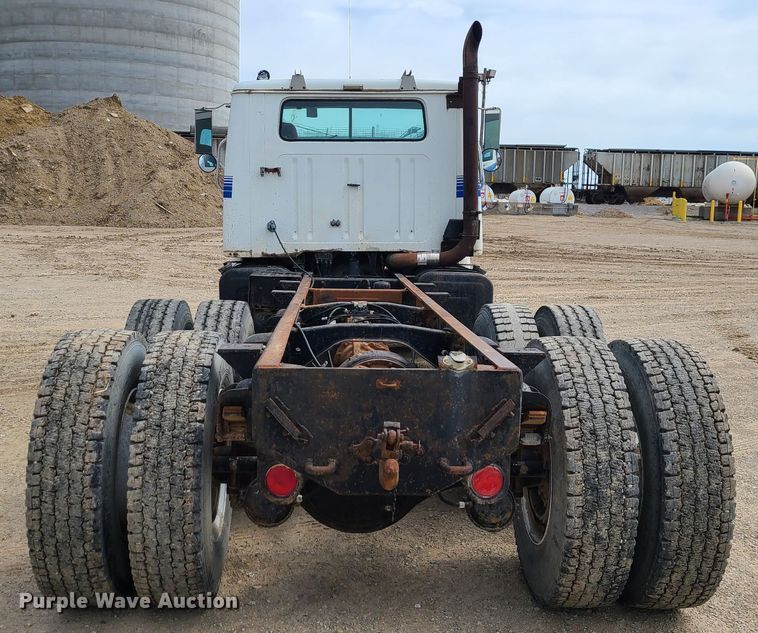 image for item IF9459 1984 International 2275  truck cab and chassis