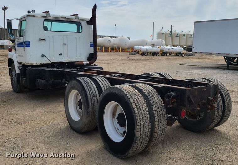 image for item IF9459 1984 International 2275  truck cab and chassis