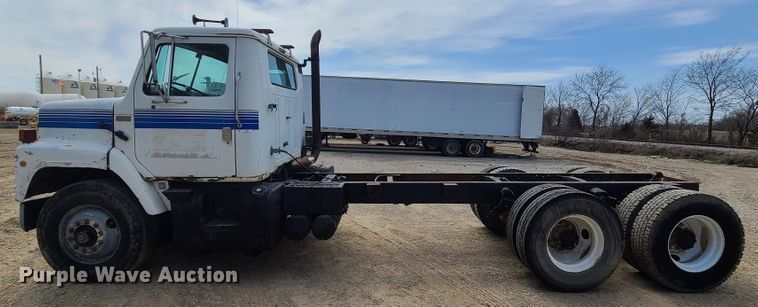 image for item IF9459 1984 International 2275  truck cab and chassis
