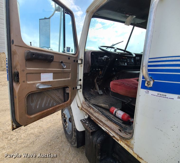 image for item IF9459 1984 International 2275  truck cab and chassis