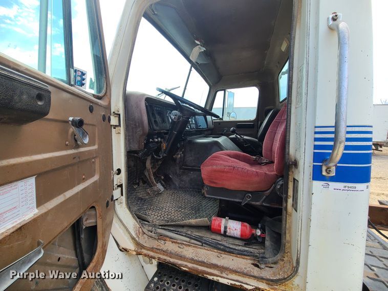 image for item IF9459 1984 International 2275  truck cab and chassis