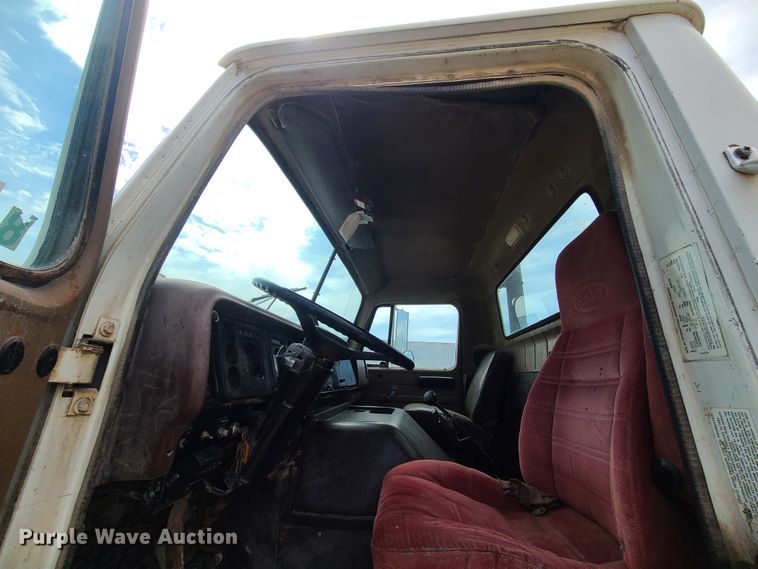 image for item IF9459 1984 International 2275  truck cab and chassis