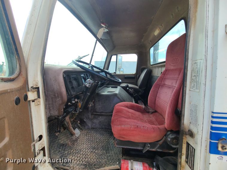 image for item IF9459 1984 International 2275  truck cab and chassis