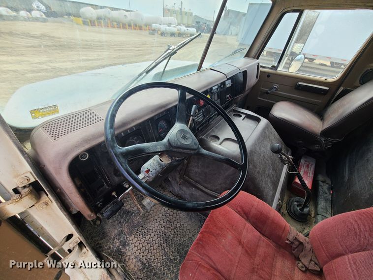 image for item IF9459 1984 International 2275  truck cab and chassis